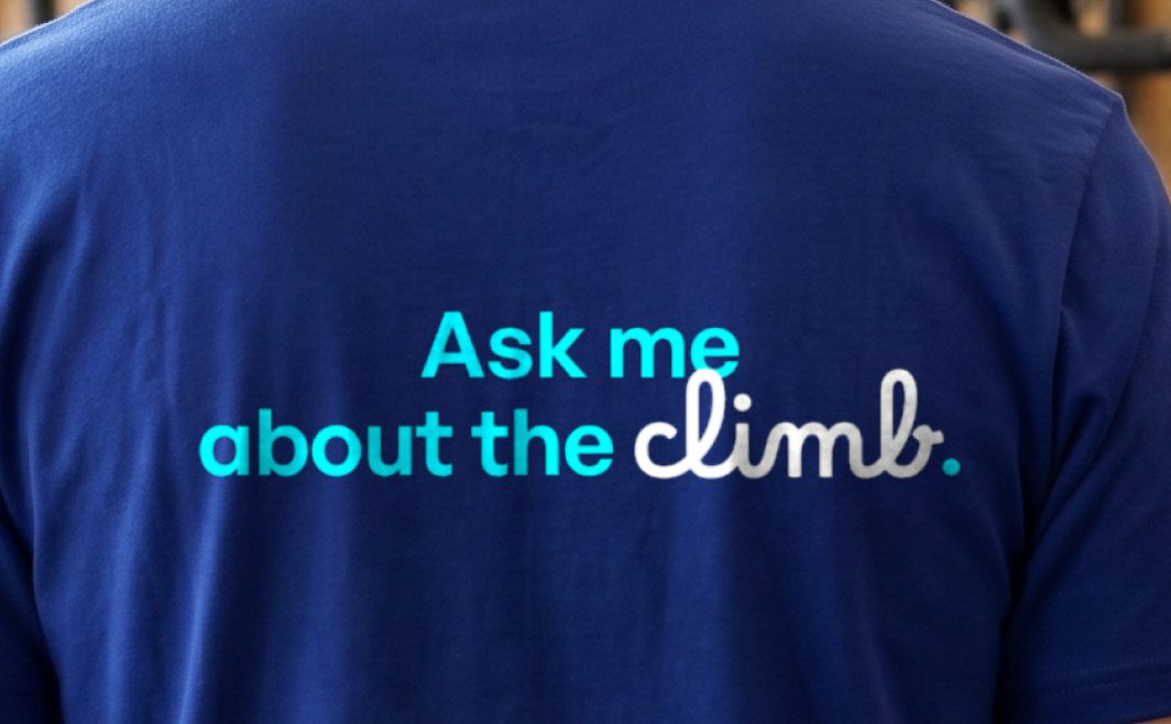 T-shirt dello staff: “Ask me about the climb.”