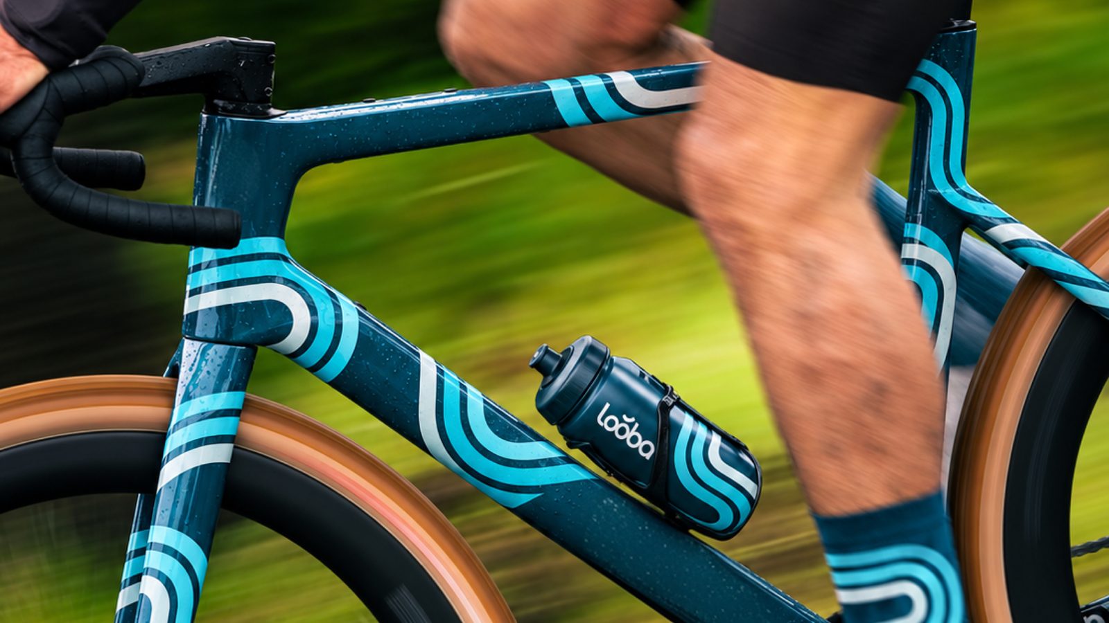 Ciclista in corsa con la borraccia Looba