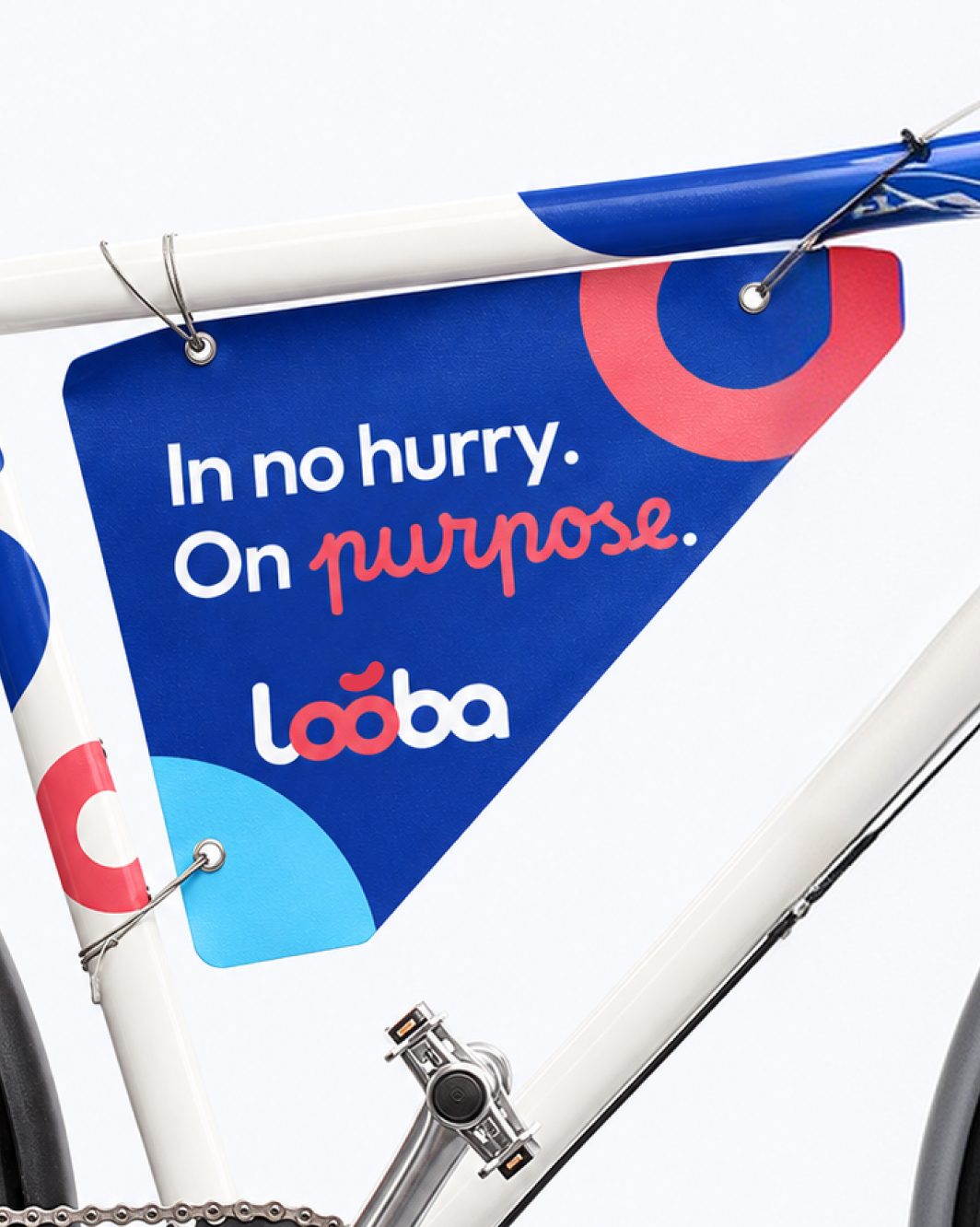 Adesivo “In no hurry. On purpose.” con il logo Looba sul telaio di una bici