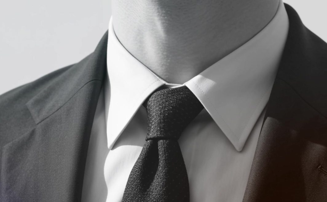 Colletto bianco e cravatta scura, in bianco e nero