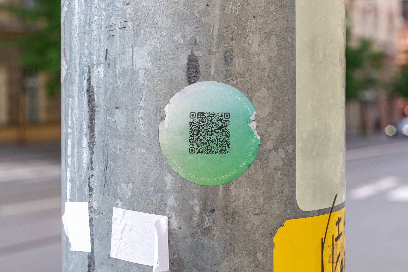 Sticker Zen Zone su un palo in strada